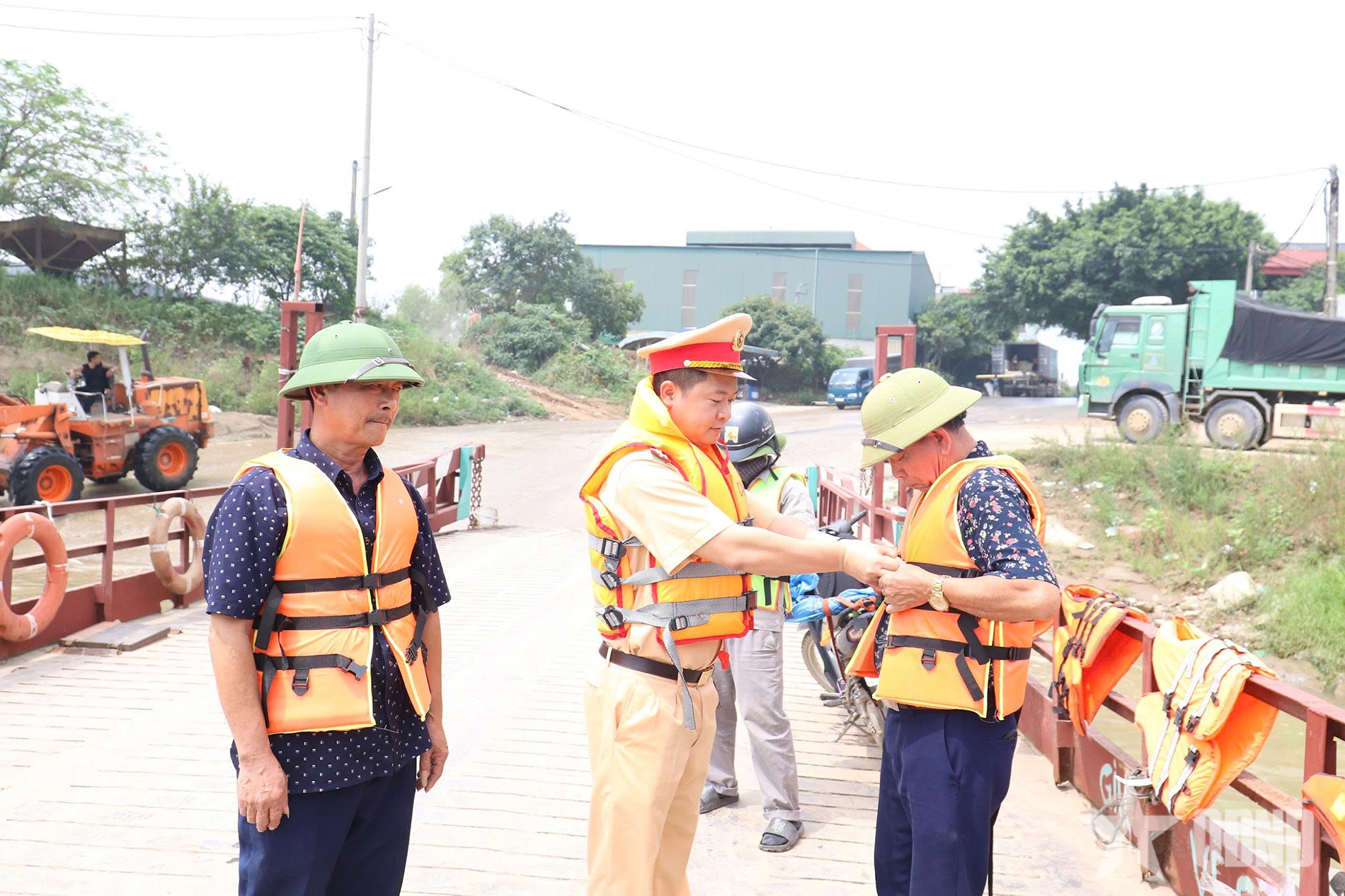 Hà Nội: Cảnh sát đường thủy đồng hành cùng chủ bến đò ngang sông bảo đảm an toàn giao thông đường thủy